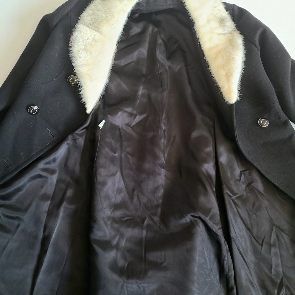 Classic style pure virgin wool black coat with white mink collar. - Picture 6 of 14